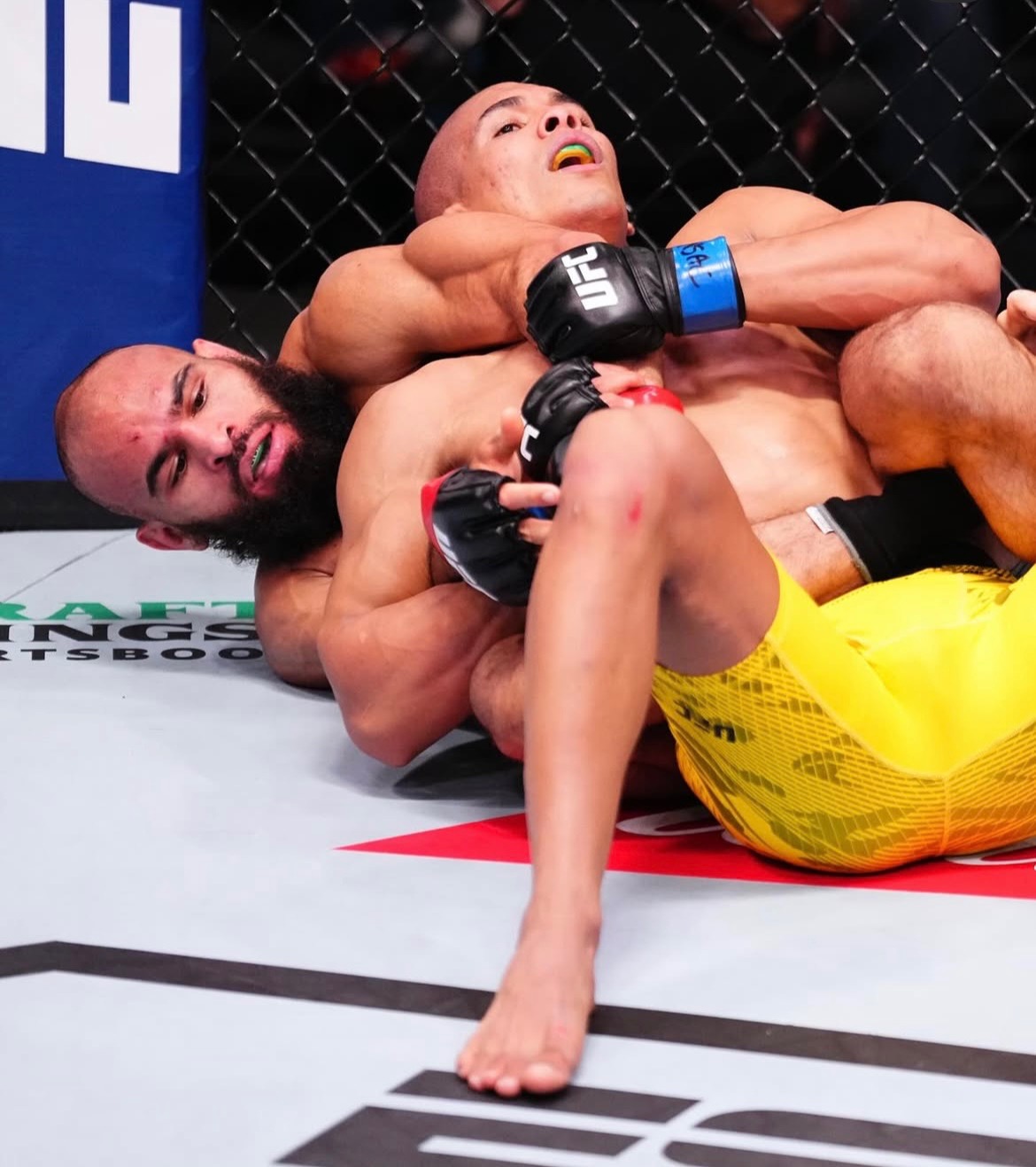 Gabriel Green locking in a submission on the canvas